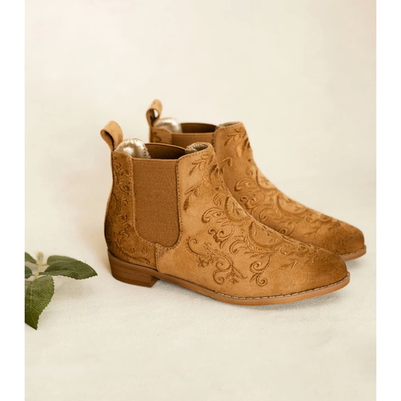 NIB Chelsey Boot in Nutmeg Y4 - Picture 5 of 16